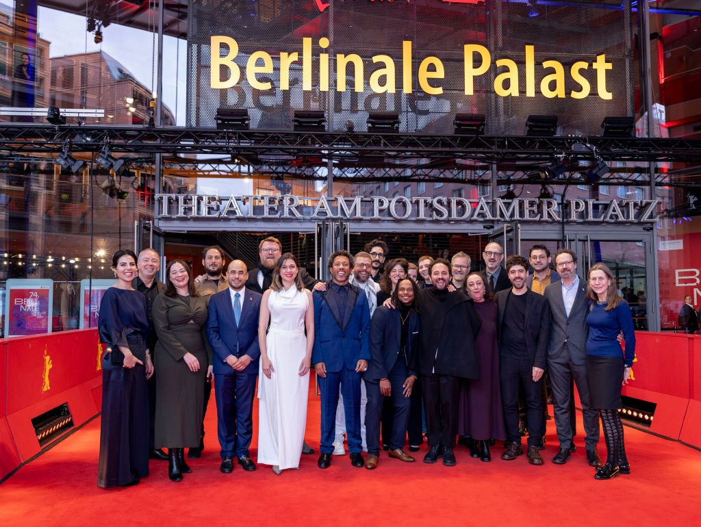 Eine Menschengruppe auf rotem Teppich vor Berlinale Palast