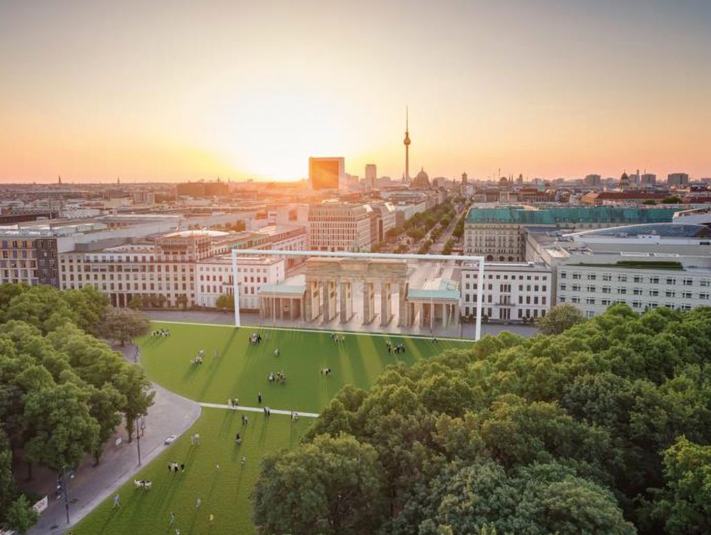 Vor dem Brandenburger Tor rollt Berlin den Rasen aus und macht die Straße des 17. Juni zum Spielfeld, zum Pop-up-Park, zum stimmungsvollen Treffpunkt für Fußballfans, Berliner und Gäste