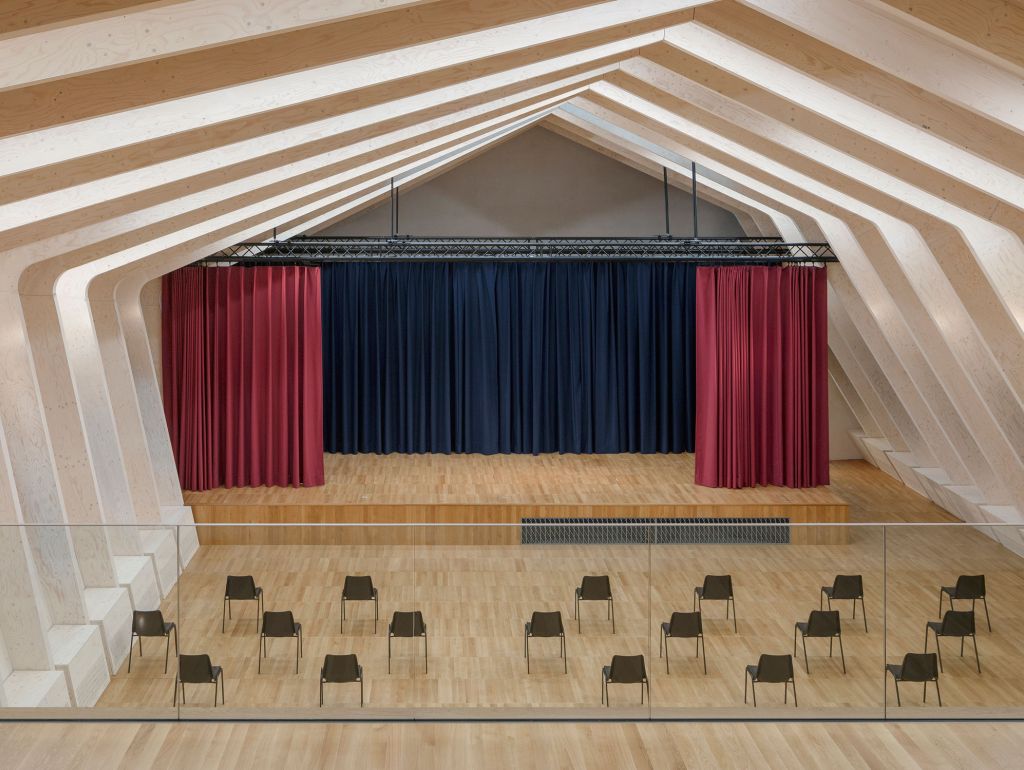 Auditorium mit Holztragwerk in einer Berliner Privat-Schule