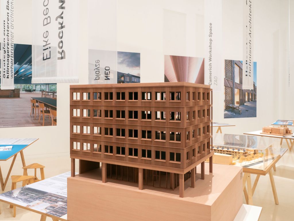 Ein Holzbau-Modell im Ausstellungsraum