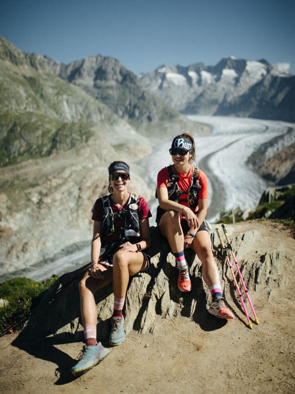 Zwei Trailrunnerinnen vor einer Gletecherzunge