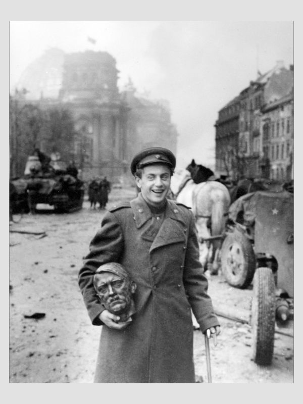 Jewgeni Chaldej fotografiert den Dichter Jewgeni Dolmatowski als Sowjetsoldat mit Hitler-Büste unter dem Arm vor dem Berliner Reichstag 1945