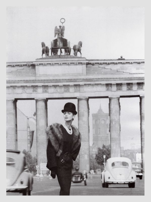 F. C. Gundlach fotografierte Lissy Schaper in einem Ensemble von Schwichtenberg am Brandenburger Tor 1961