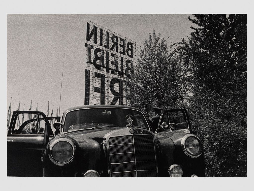 Ein alter Mercedes im Tiergarten, 1959 fotografiert von Arno Fischer