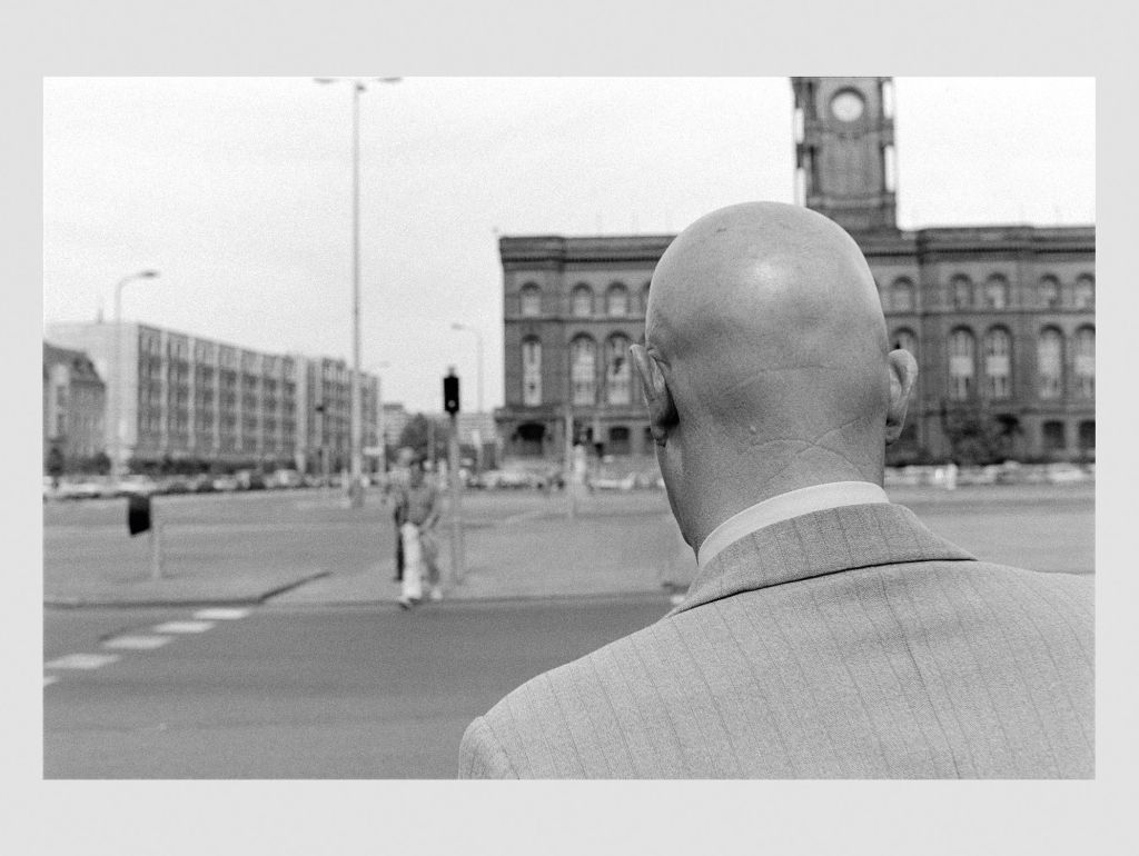 Ein glatzköpfiger Mann in Berlin 1985-87, fotografiert von Maria Sewcz