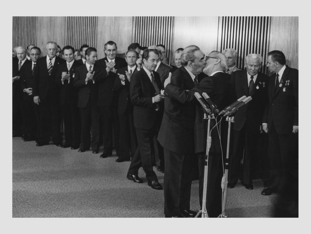 Der Bruderkuss zwischen Breschnew und Honecker, fotografiert von Barbara Klemm, Berlin 1979