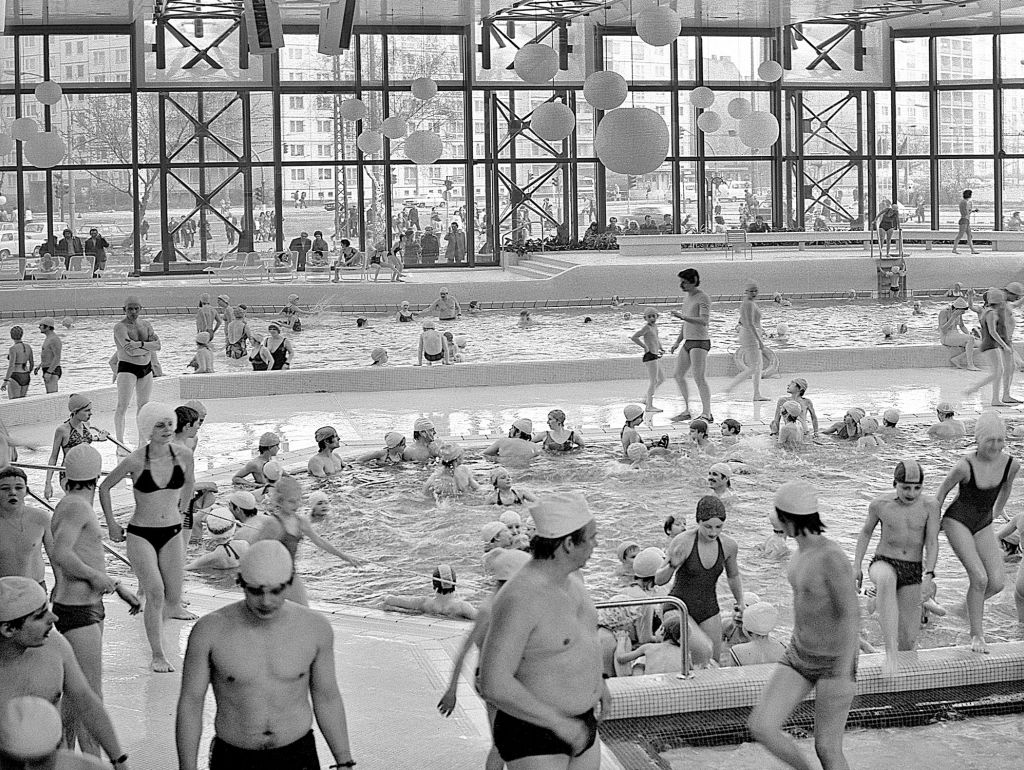 Menschen im Schwimmbad zur Zeit der DDR