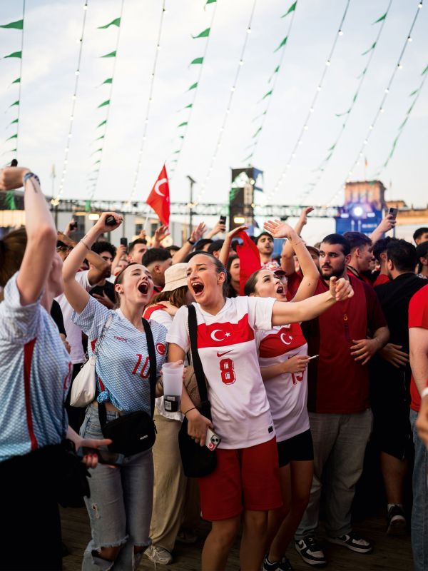 Jubel für die Türkei in der Fan-Zone am Reichstag