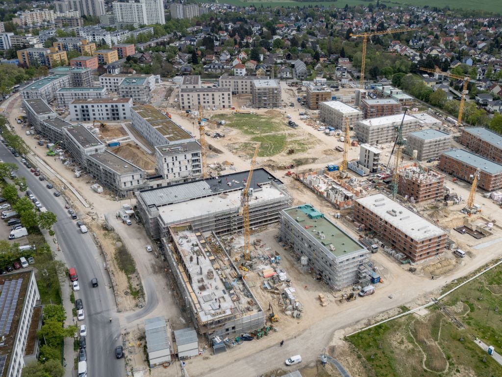 Die Bauarbeiten für ein neues Stadtquartier mit rund 900 Wohnungen auf den Buckower Feldern