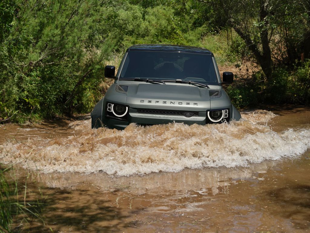 Land Rover Defender fährt durch Wasser