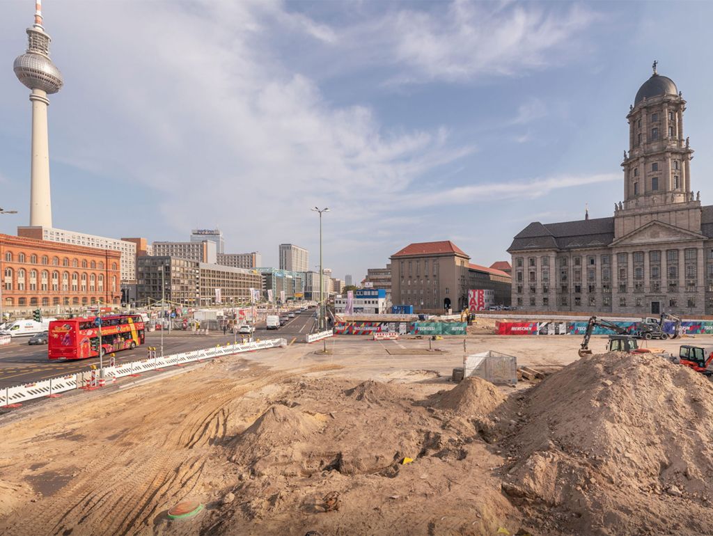 Der Molkenmarkt war ehemals ein zentraler Stadtplatz mit dichter Bebauung und engen Straßen. Davon blieb im Laufe seiner Geschichte wenig erhalten. Durch die Kriegszerstörungen und den Bau der Grunerstraße ging der innerstädtische Charme verloren