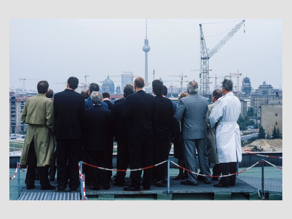 Eine Gruppe schaut auf Berlin im Bau von Oben