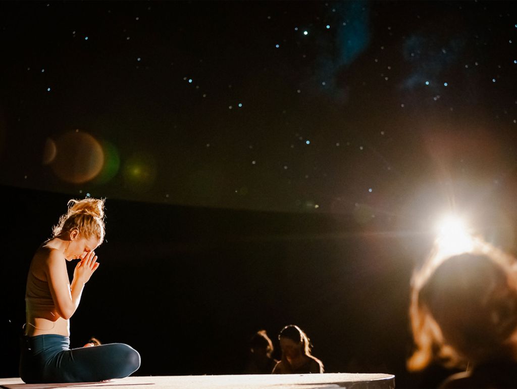 Yoga unter Sternenhimmel