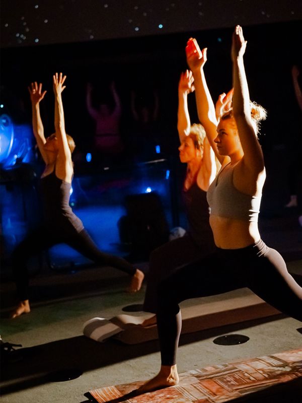 Mehrere Menschen machen zusammen Yoga