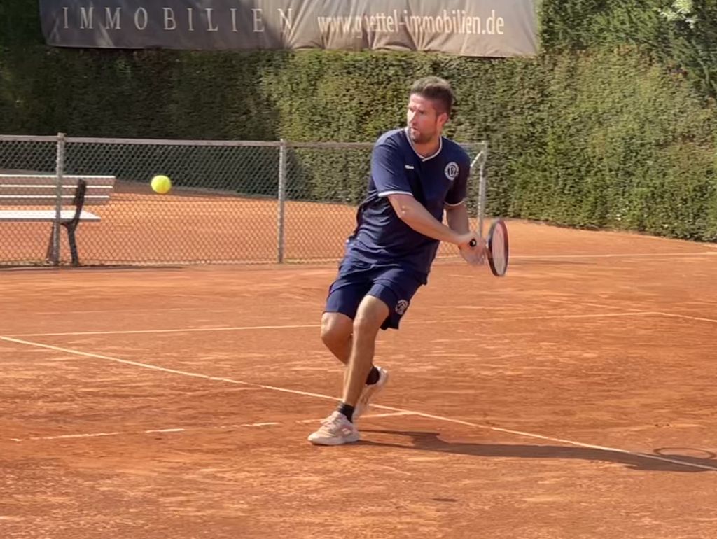 Tennisspieler Gino Gerwien (SVR) auf dem Platz