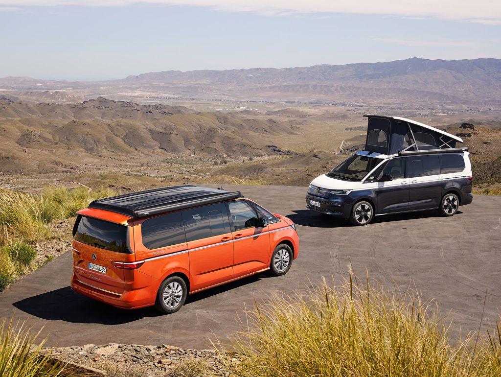 Zwei Campingbusse in Orange und Schwarz von VW