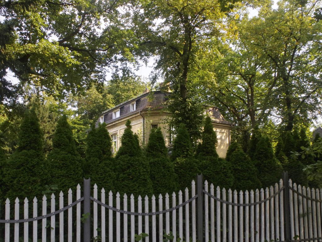 Blick auf die gelbe Villa Schwanenhof in Schwanenwerder