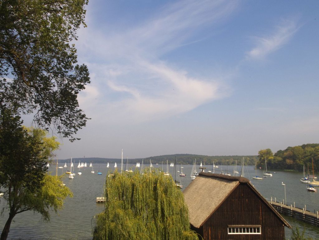 Blick auf See und Bootshaus