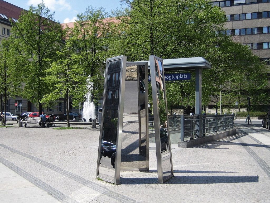 Spiegelskulptur von Rainer Görß am Hausvogteiplatz