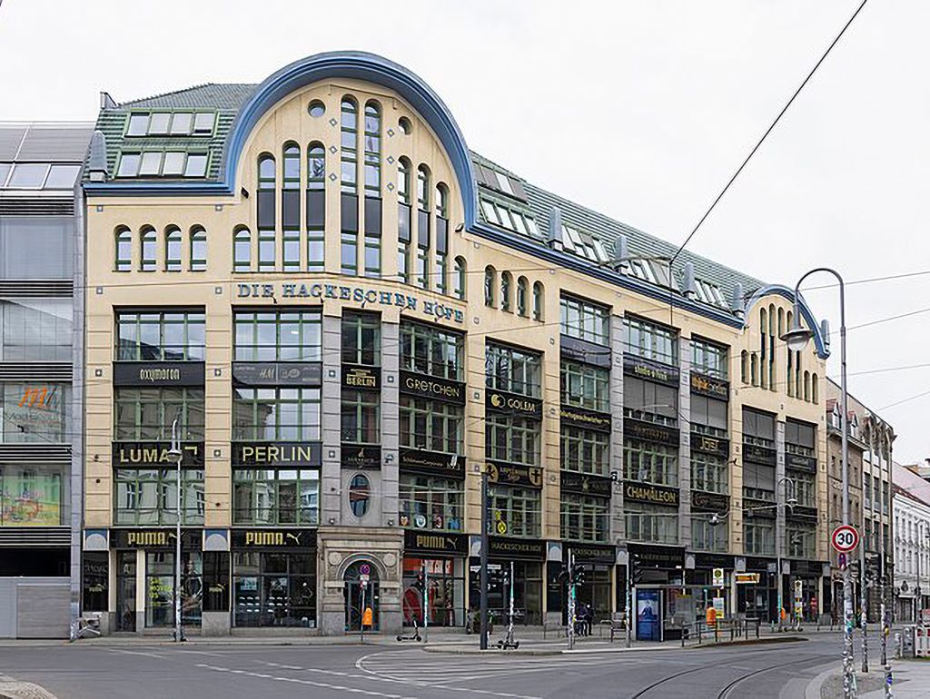 Blick auf Hackesche Höfe von der Rosenthaler Straße