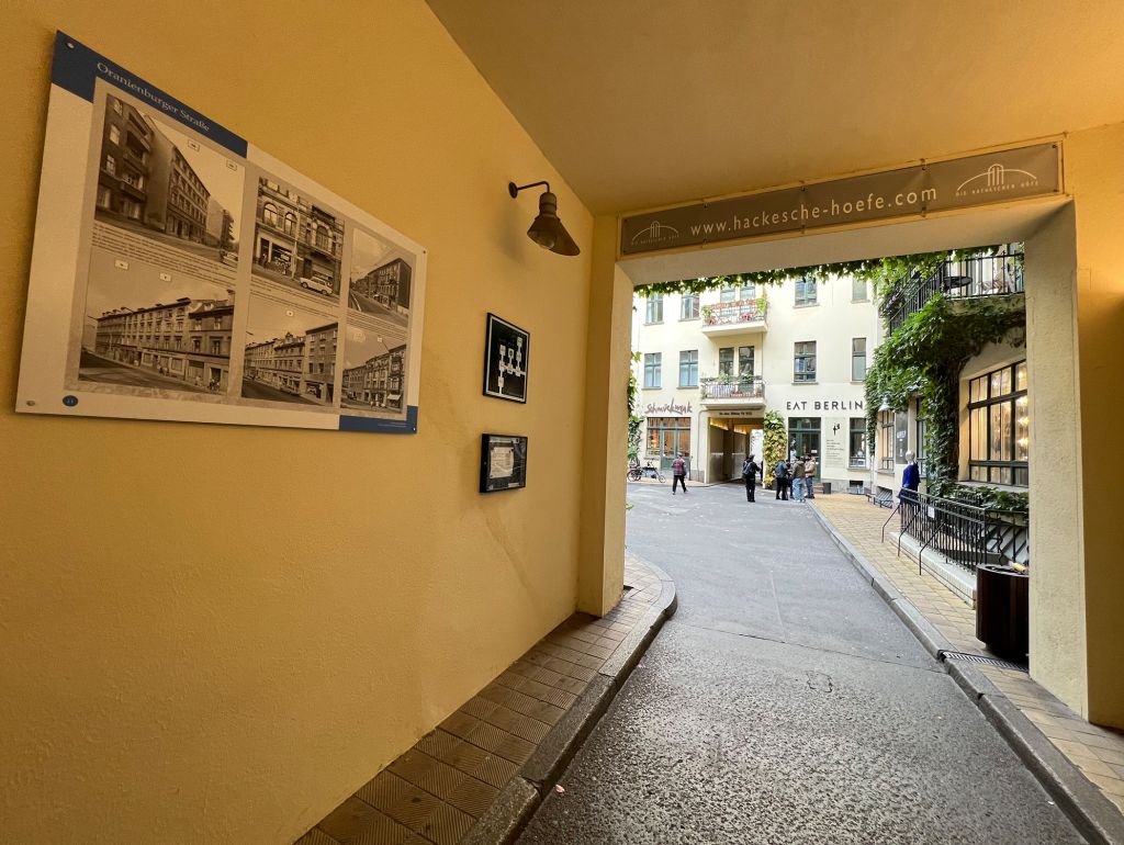 Ausstellungstafeln im Hofeingang in den Hackeschen Höfen