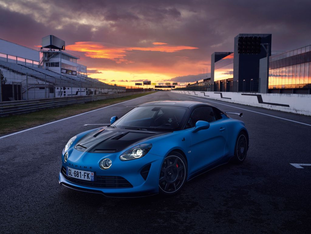 Alpine A 110R aufeiner Rennstrecke bei Sonnenuntergang