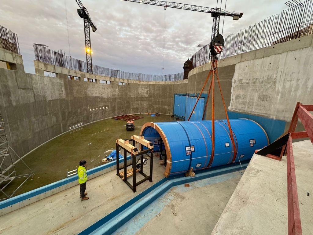 Baustelle Ocean Berlin. Ein großes Rohr wird mit Kran installiert.