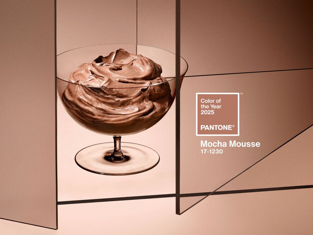 Dessertglas mit Mocha Mousse mit bräunlichen Hintergrund