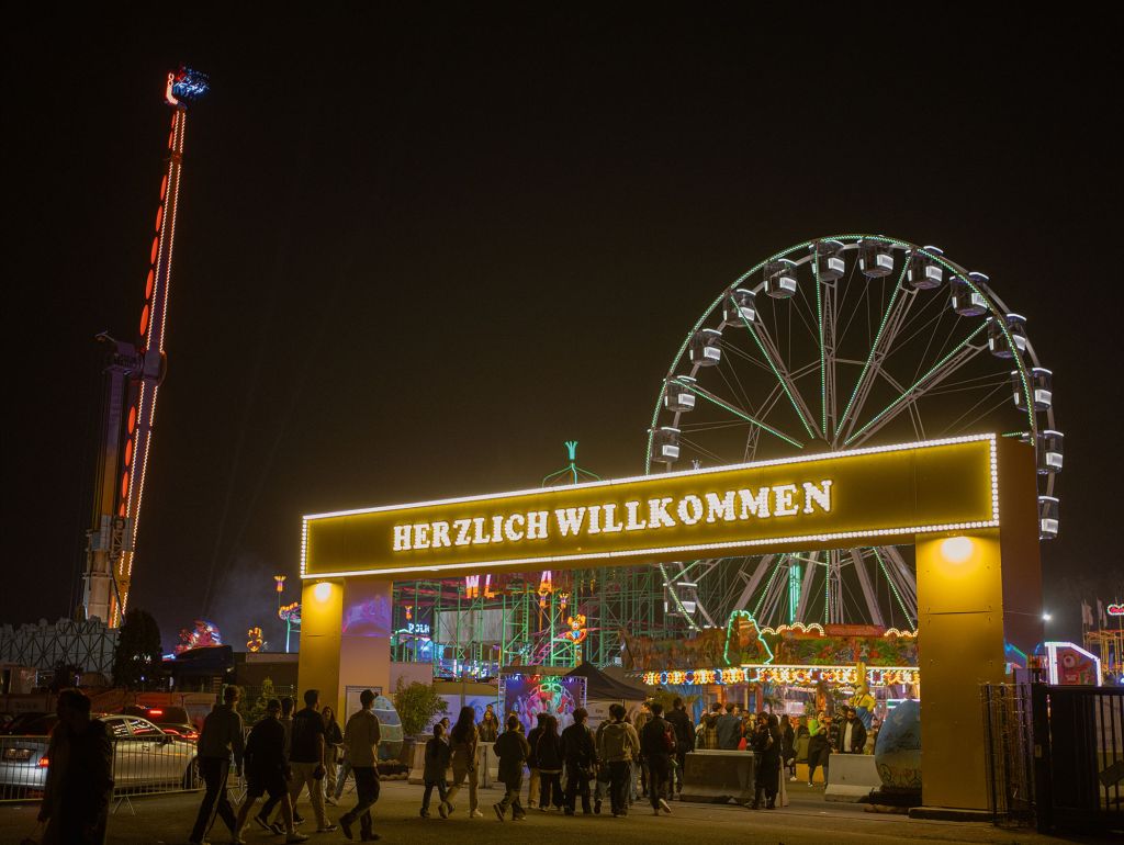 Blick auf Eingang vom Festplatz und Riesenrad 