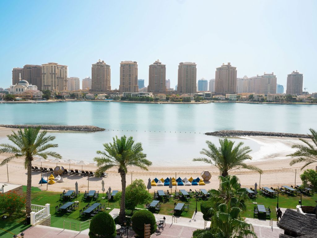 Blick vom Balkon auf den Strand und die Hochhäuser der Stadt, mit dem Diplomatischen Club in Doha im Vordergrund.