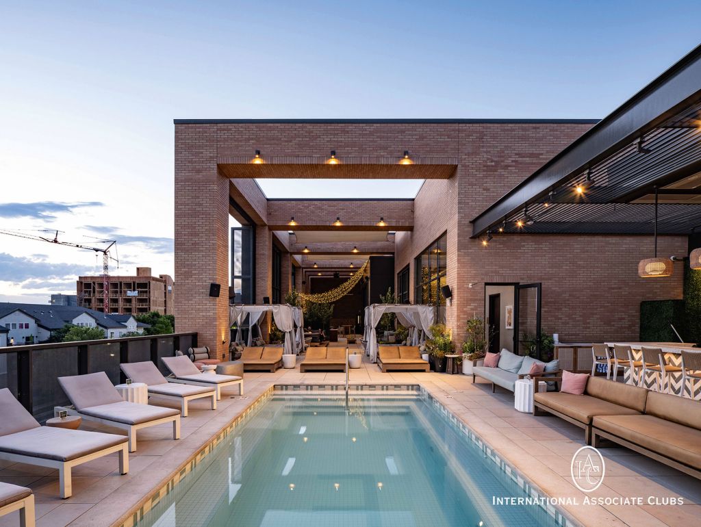 Ein Dachpool mit Liegen und einer Bar im Edison House, Salt Lake City. Entspannung mit Blick auf die Stadt.