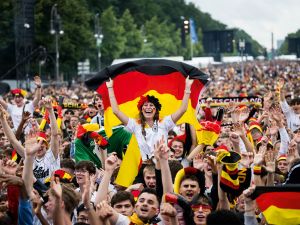 Feiernde Fans auf der Fan-Zone am Brandenburger Tor