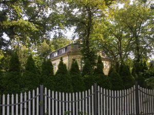 Blick auf ein gelbes Haus in Schwanenwerder