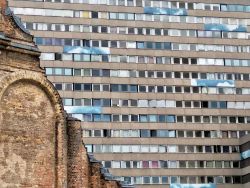 Die Ruine des Anhalter Bahnhofs im Vordergrund, Plattenbau im Hintergrund